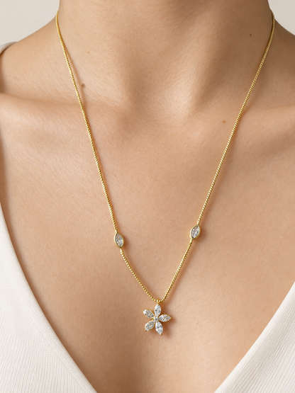Colar Flor com Pétalas em Zircônias Navete Cravejadas
