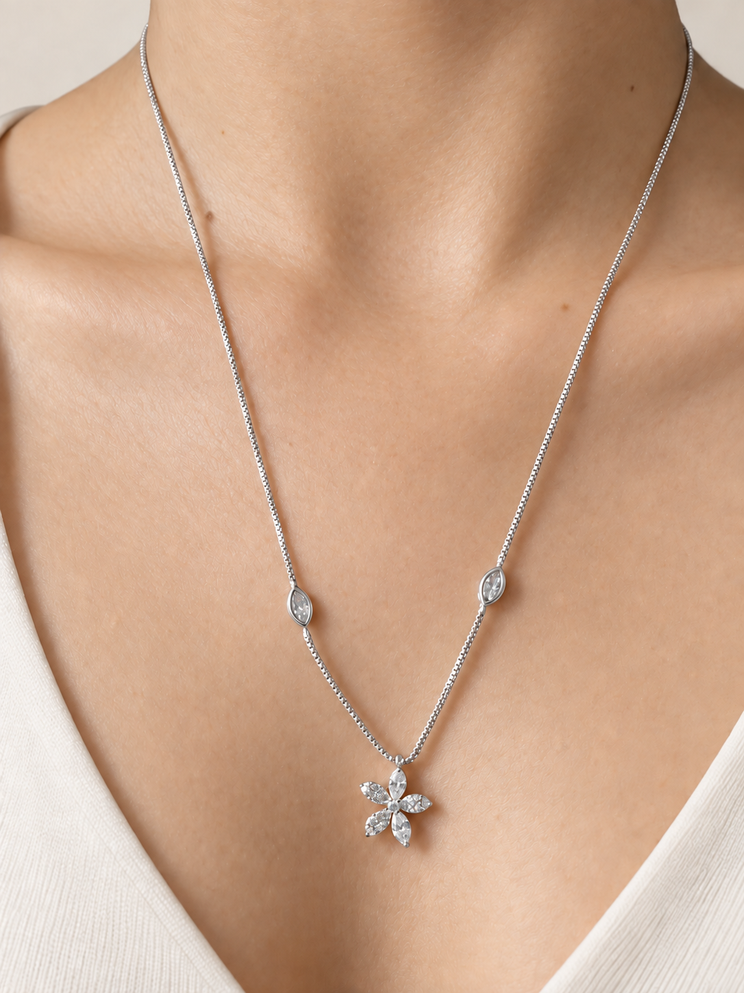 Colar Flor com Pétalas em Zircônias Navete Cravejadas