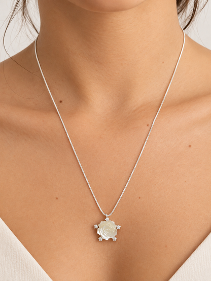 Colar com Pingente Flor de Lótus Esculpida em Madrepérola