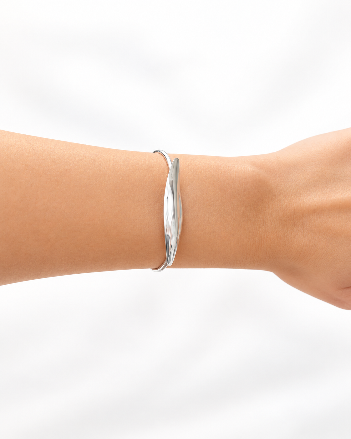 Bracelete Aberto com Design Orgânico Ondulado