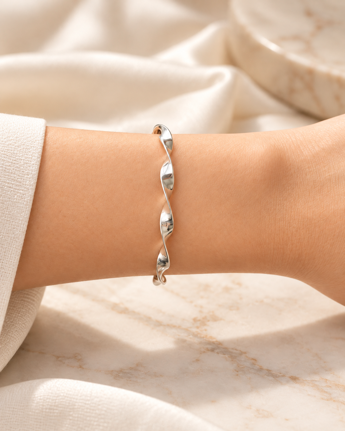 Bracelete Aberto Ondulado com Efeito Torcido