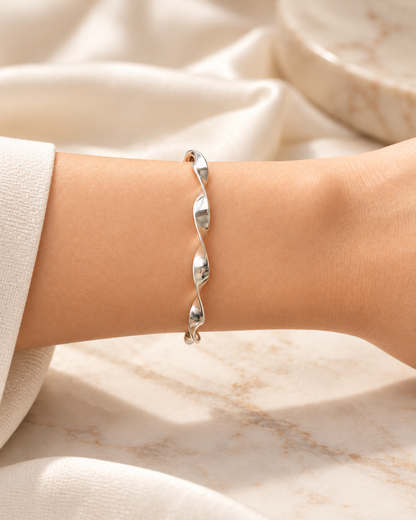 Bracelete Aberto Ondulado com Efeito Torcido