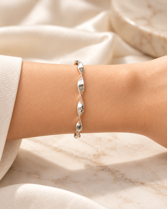 Bracelete Aberto Ondulado com Efeito Torcido