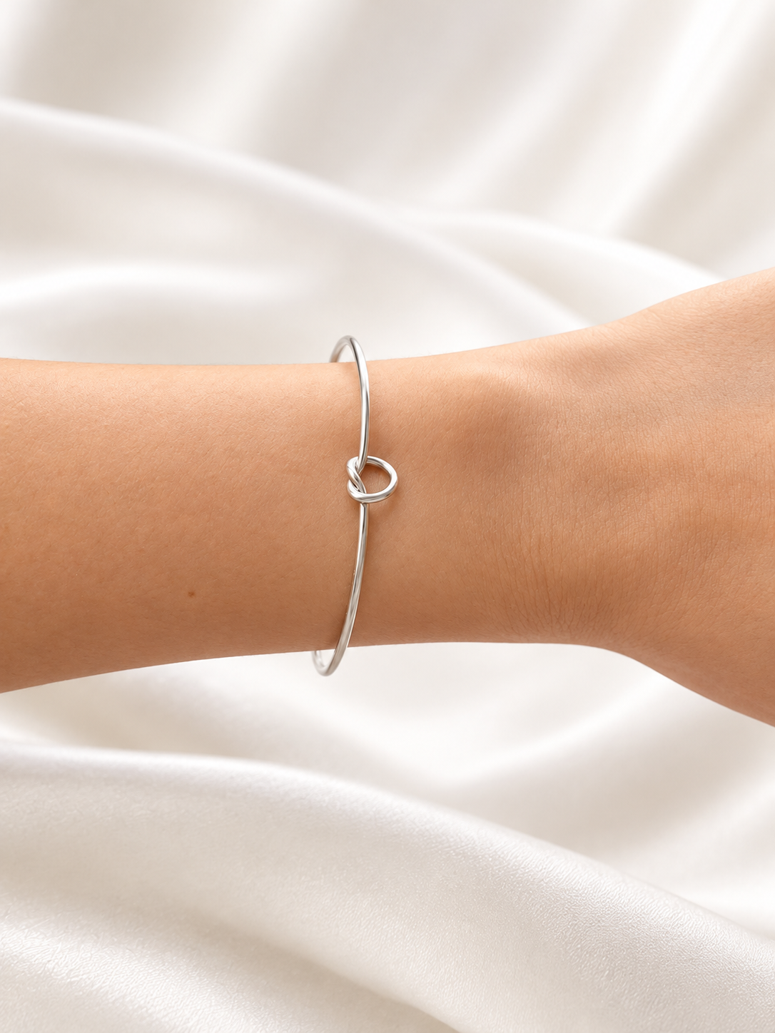 Bracelete Fino Aberto com Detalhe de Nó