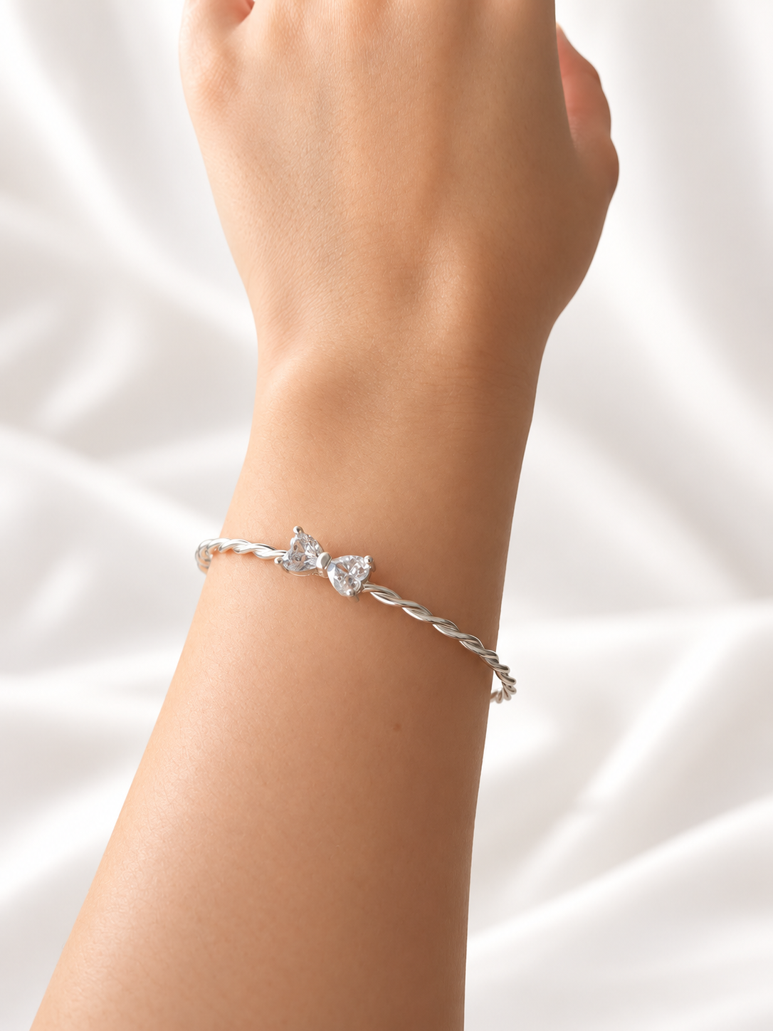Bracelete Torcido com Gotas Centrais em Zircônia