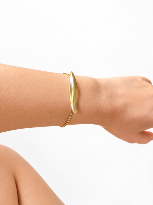 Bracelete Aberto com Design Orgânico Ondulado