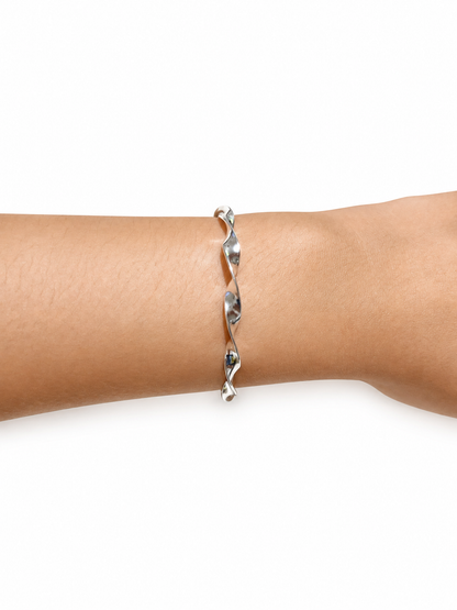 Bracelete Aberto Ondulado com Efeito Torcido