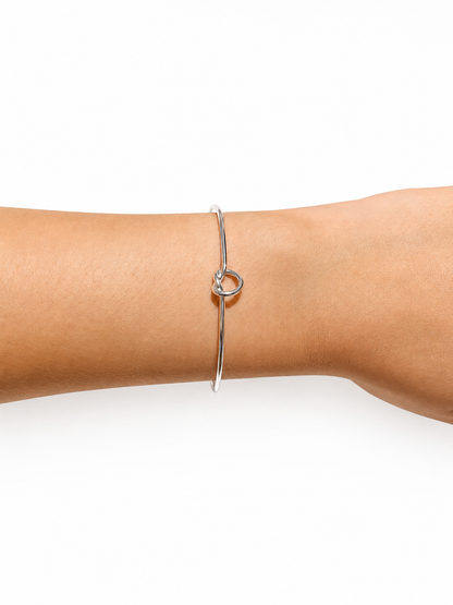 Bracelete Fino Aberto com Detalhe de Nó