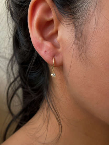 Brinco Argolinha Click com Pingente Ponto de Luz