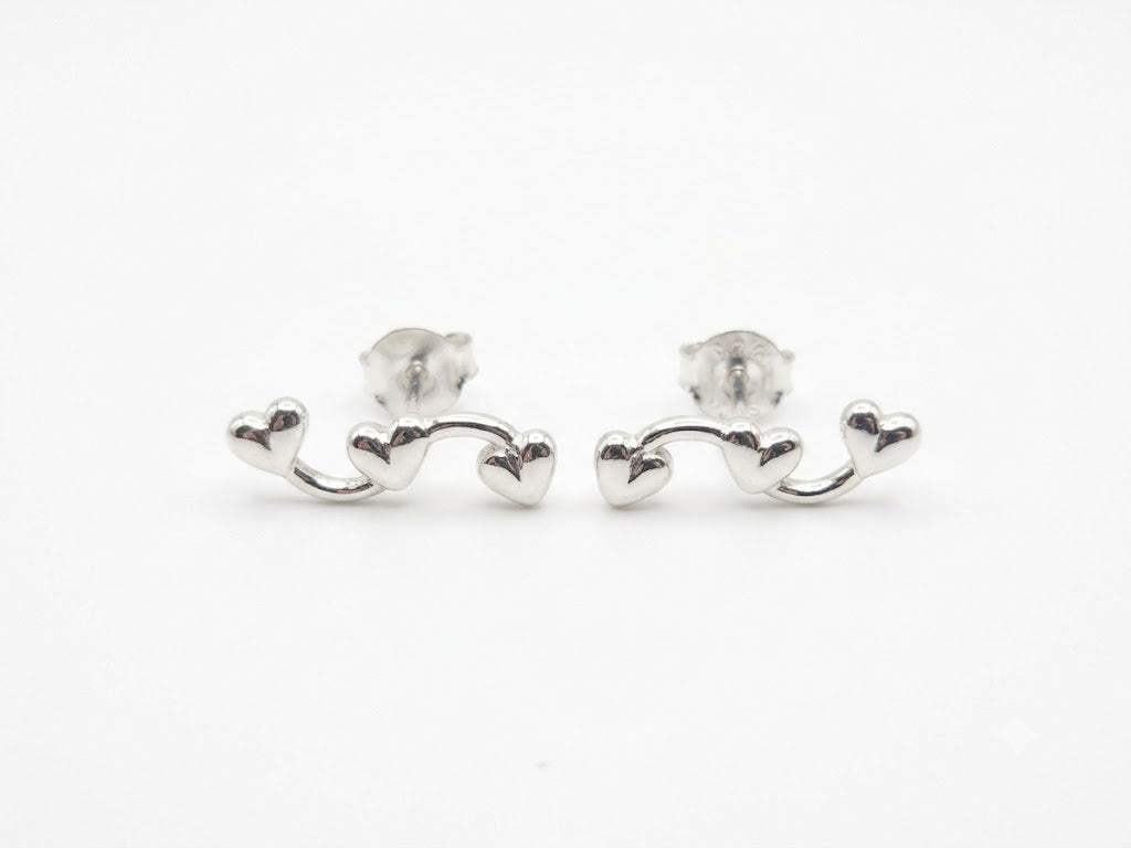 Brinco Ear Cuff Anatômico Curva de Corações Lisos