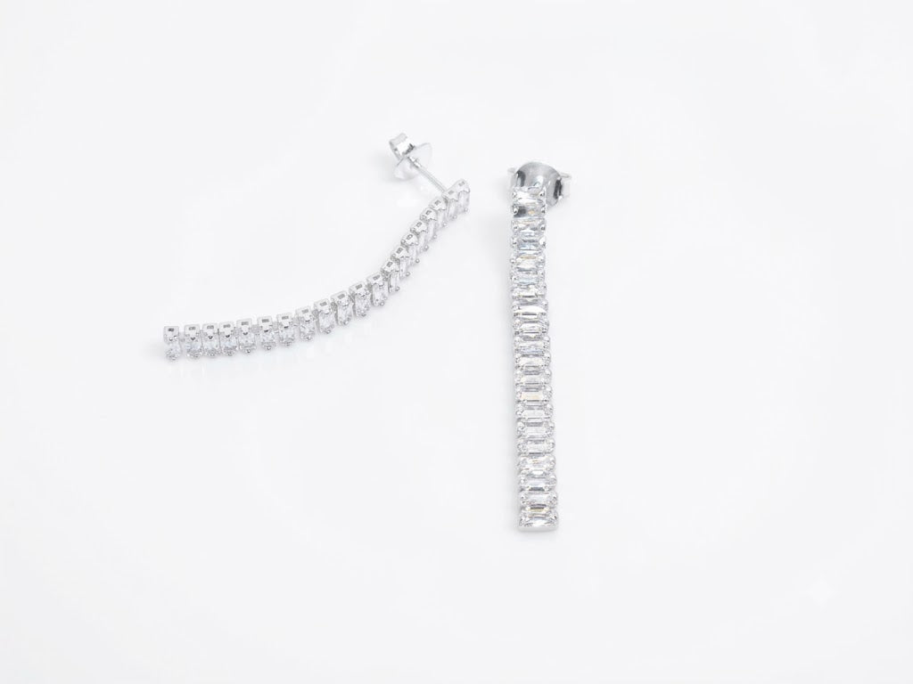 Brinco Pendente Linear com Barra Cravejada e Franja