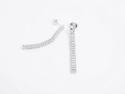 Brinco Pendente Linear com Barra Cravejada e Franja
