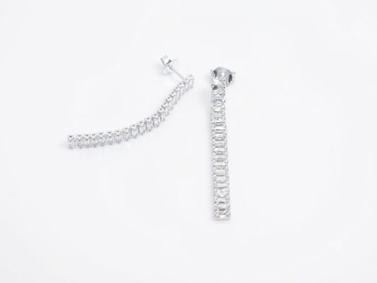 Brinco Pendente Linear com Barra Cravejada e Franja