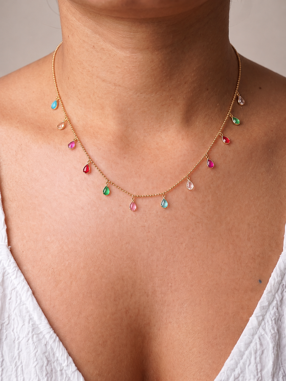 Colar Choker com Gotas Facetadas Coloridas Pendentes