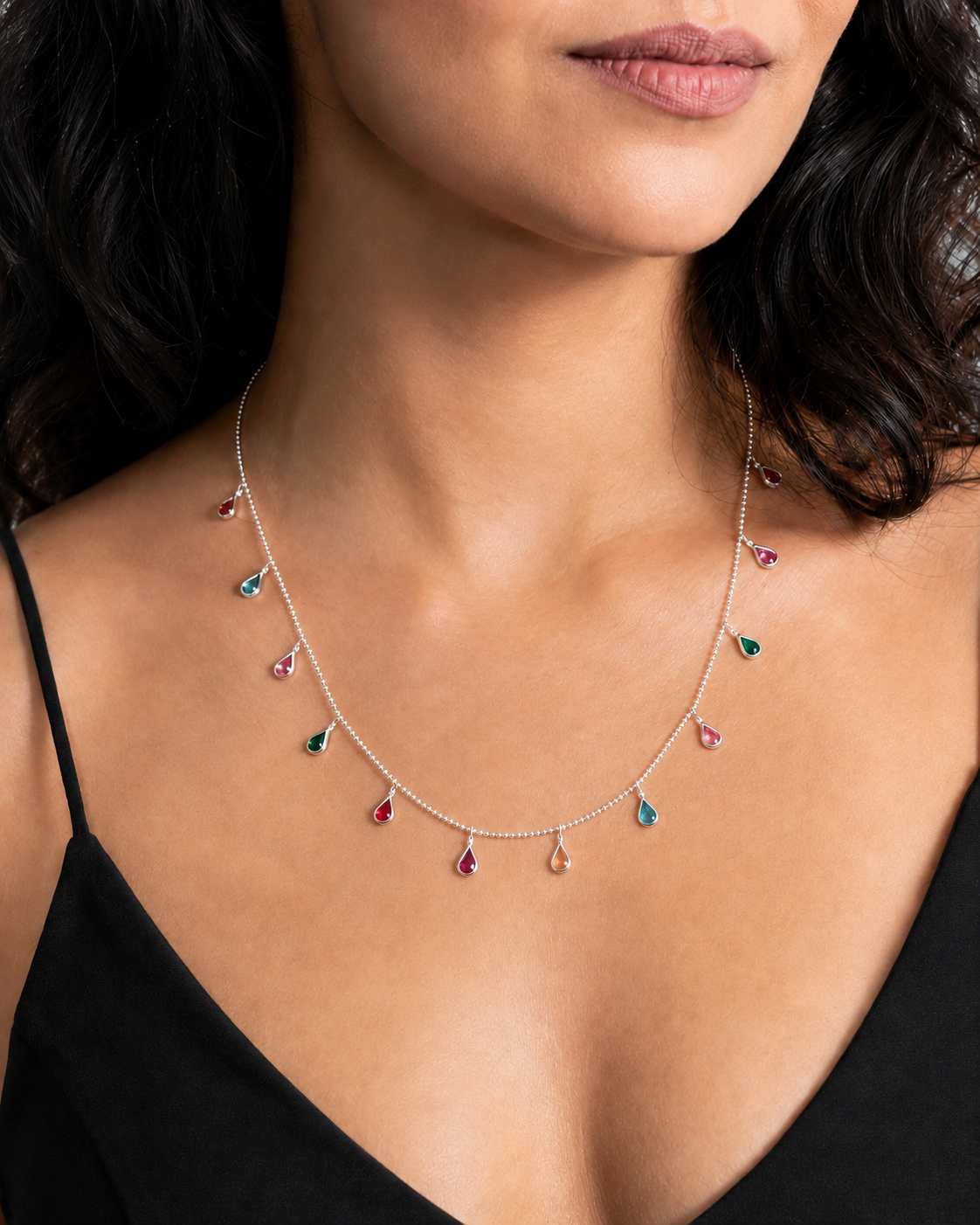 Colar Choker com Gotas Facetadas Coloridas Pendentes