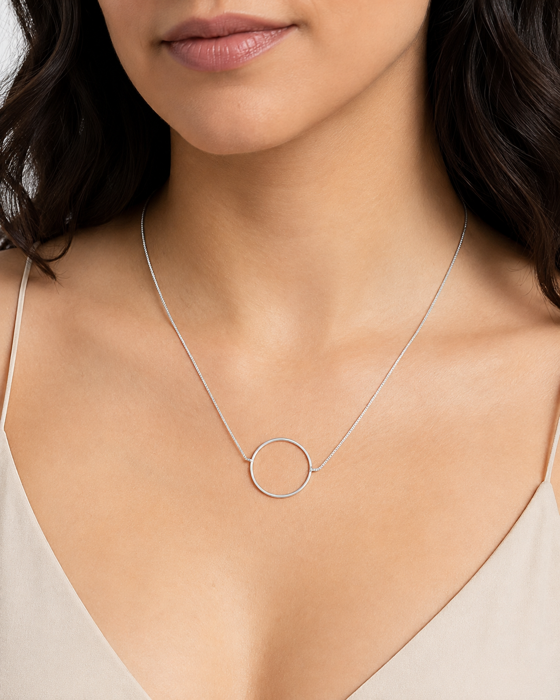 Colar Minimalista com Aro Circular Geométrico Vazado