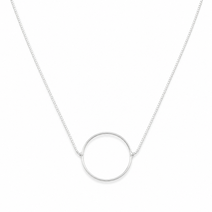 Colar Minimalista com Aro Circular Geométrico Vazado