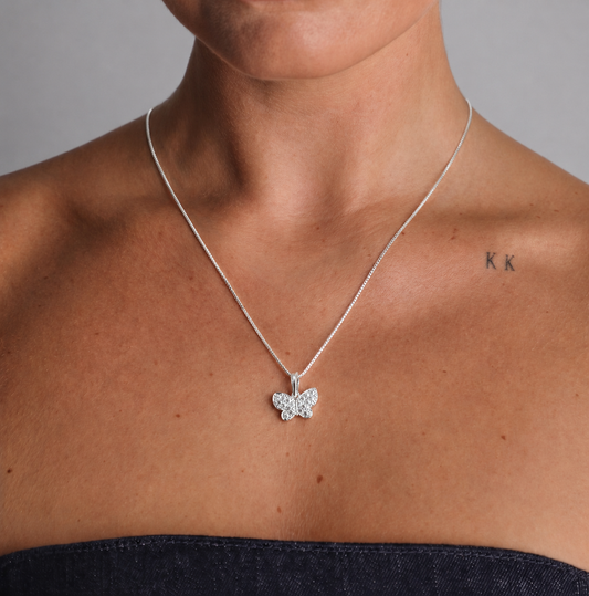 Colar com Pingente Borboleta Microcravejada em Pavê