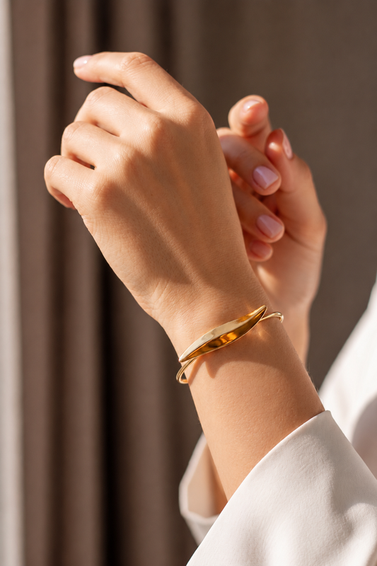 Bracelete Aberto com Design Orgânico Ondulado