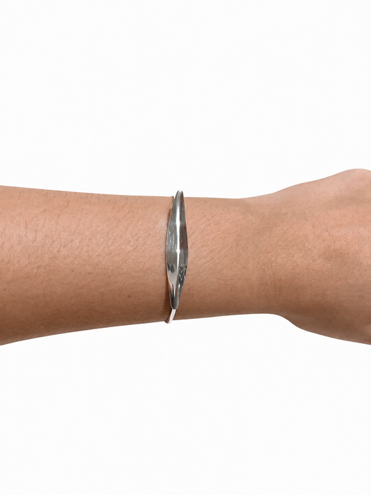 Bracelete Aberto com Design Orgânico Ondulado