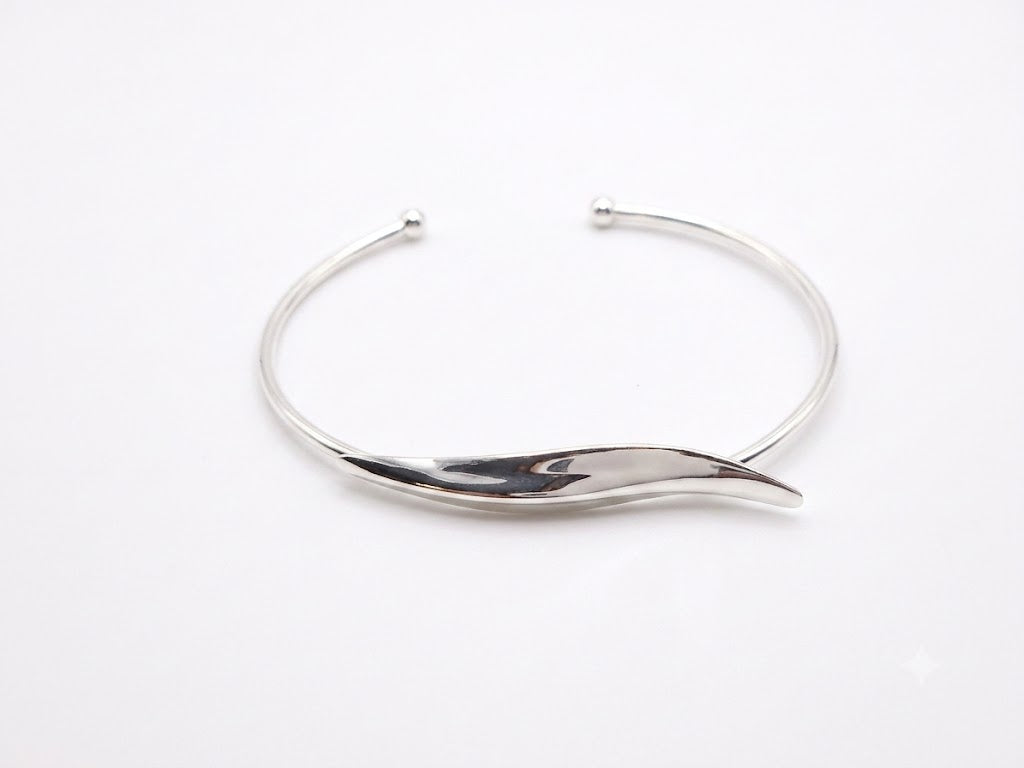 Bracelete Aberto com Design Orgânico Ondulado