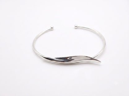 Bracelete Aberto com Design Orgânico Ondulado