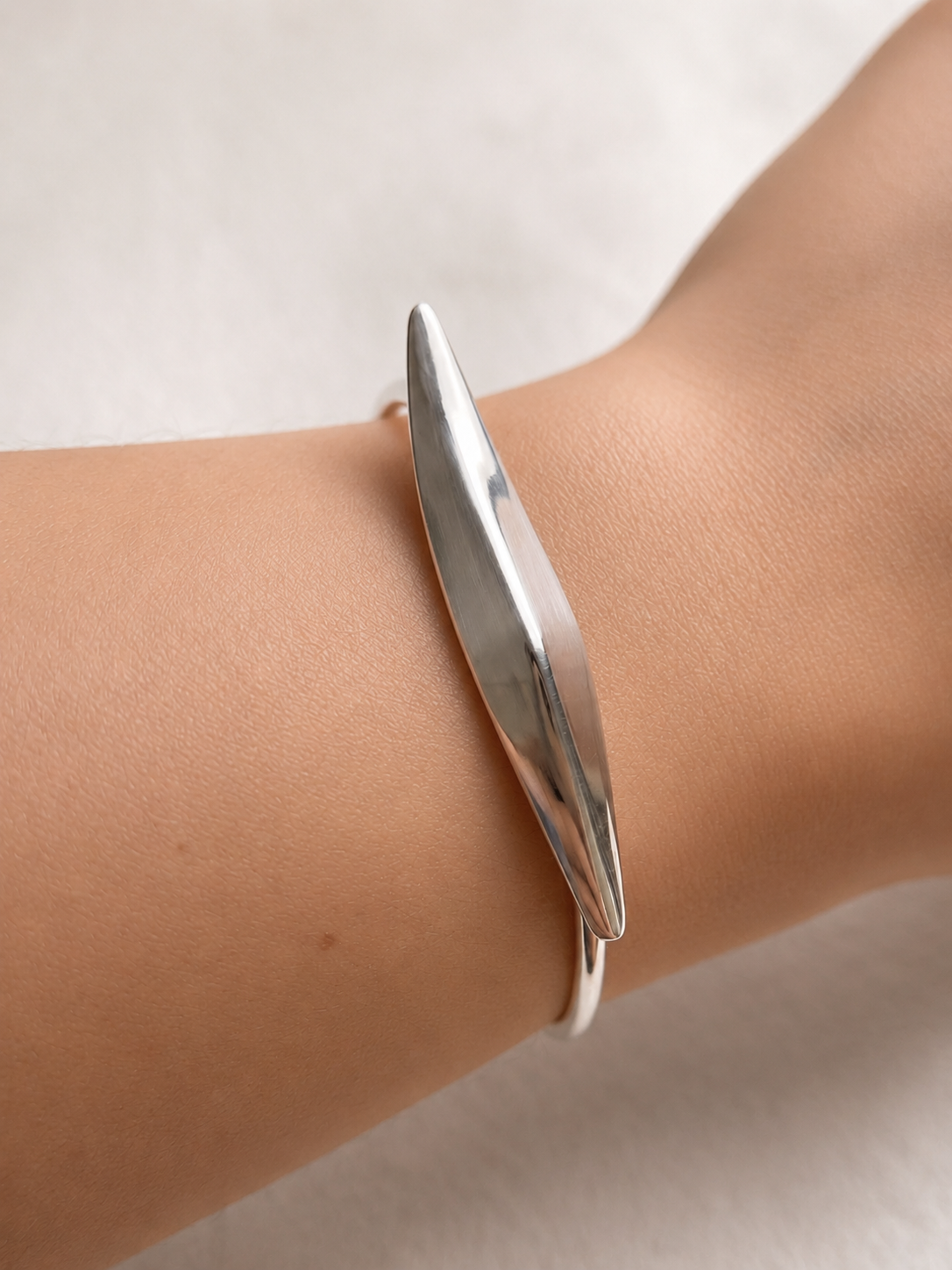 Bracelete Aberto com Design Orgânico Ondulado