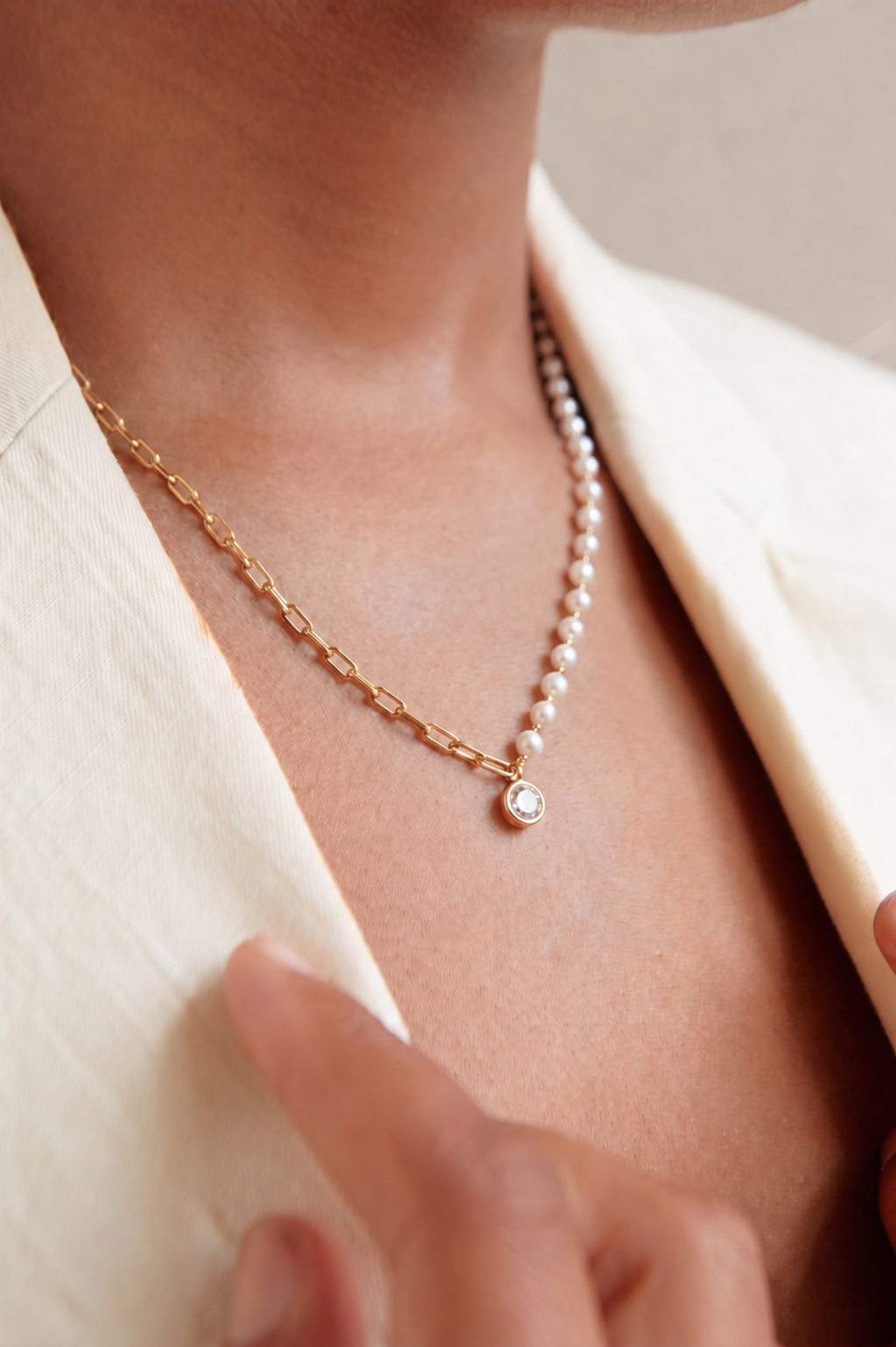 Colar Meio a Meio Elos Cartier e Pérolas com Pingente Halo