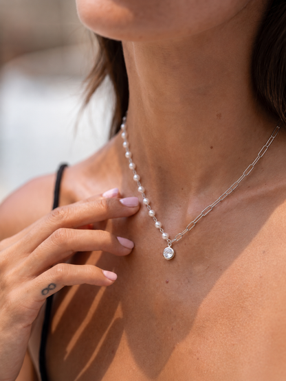 Colar Meio a Meio Elos Cartier e Pérolas com Pingente Halo