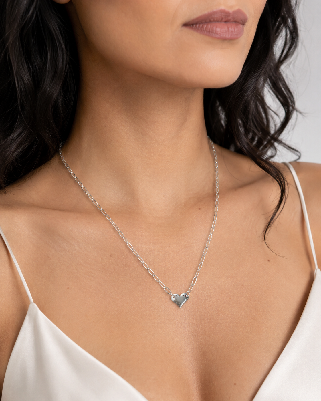 Colar Choker Elos Cartier com Pingente Coração Abaulado