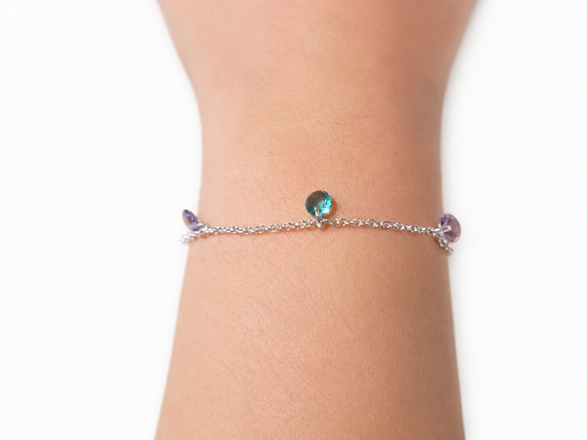 Pulseira Delicada com Gotas Coloridas Pendentes